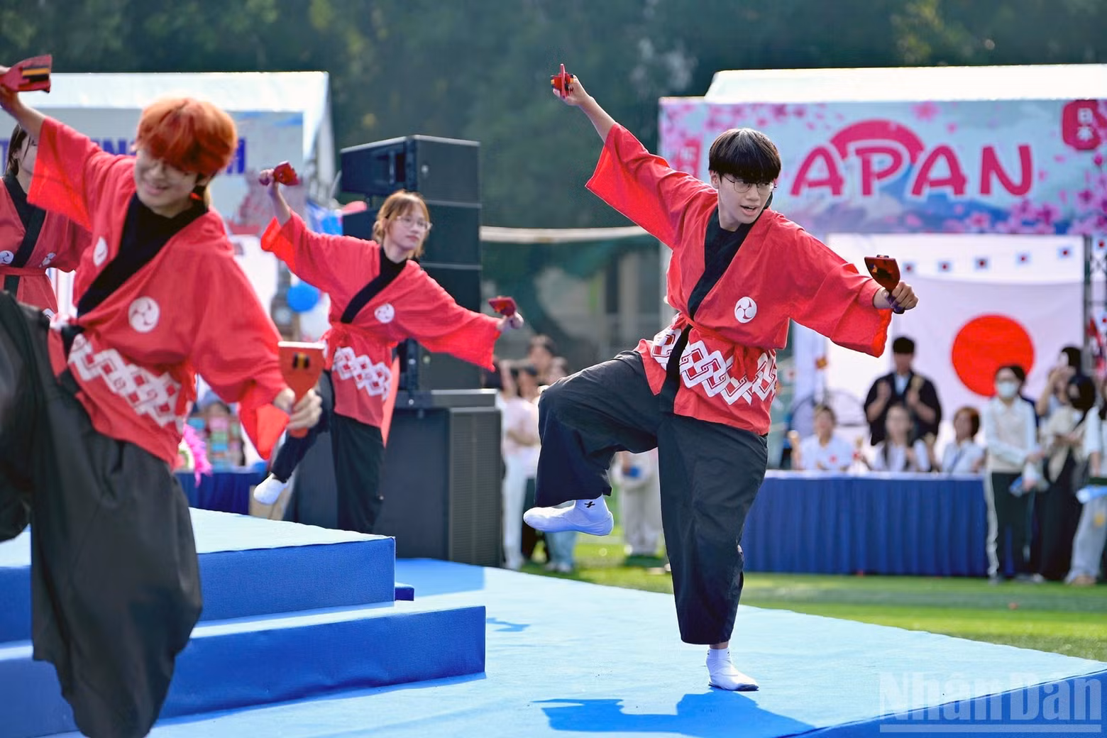Beyond cultural exchanges, the festival also offers sports activities and traditional folk games under the spirit of “A World Without Borders”. Teams from various countries take part, creating a lively atmosphere while promoting teamwork, agility and coordination. (Photo: LINH PHAN)