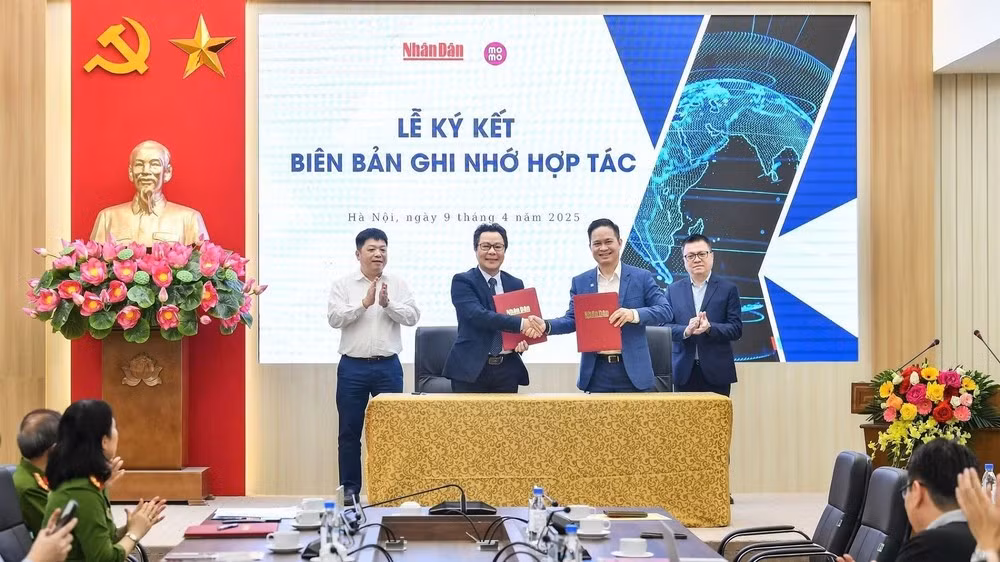 Nhan Dan Newspaper and the Police Department for Administrative Management of Social Order (C06) under the Ministry of Public Security signs a cooperation agreement to feature the newspaper’s news, articles, and columns on the VNeID application. (Photo: Nhan Dan Newspaper)