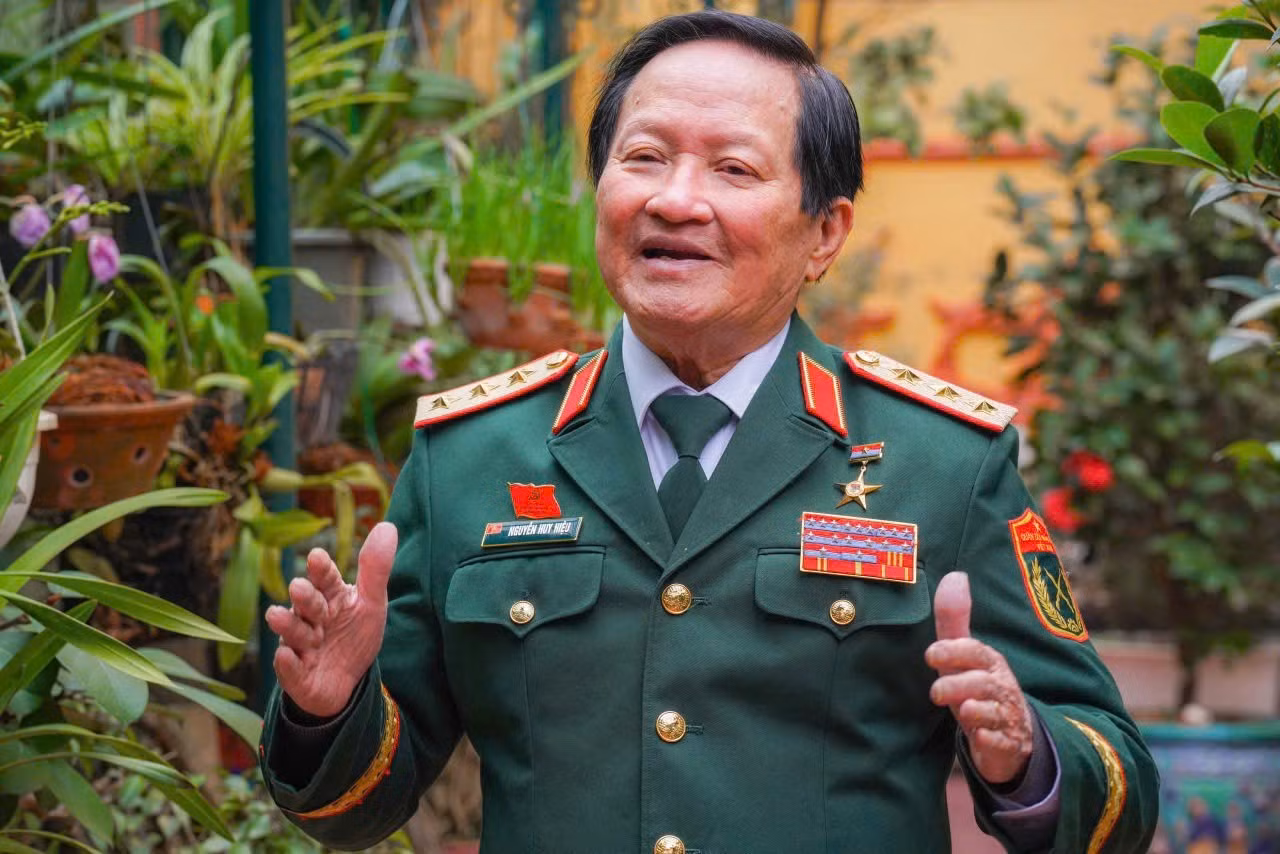 Nguyen Huy Hieu, Senior Lieutenant General, Academician, Hero of the People's Armed Forces, former member of the Party Central Committee, and former Deputy Minister of National Defence.