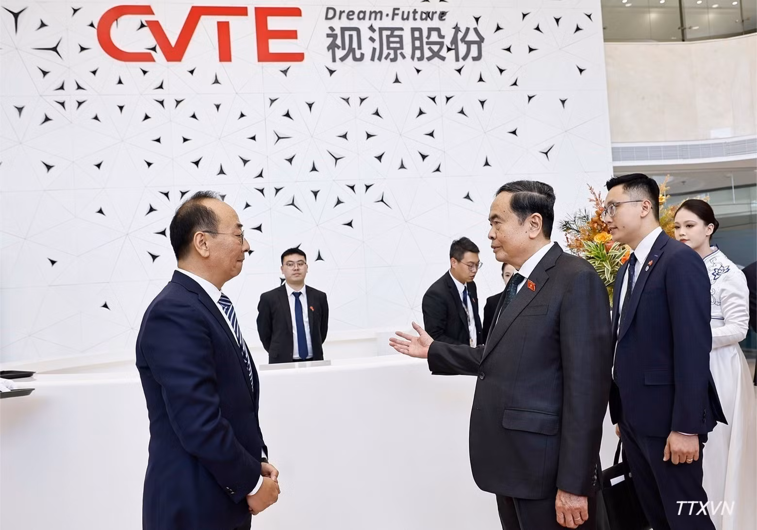 National Assembly President Tran Thanh Man visits the CVTE in the Yizhuang Economic Area, Beijing. (Photo: VNA)