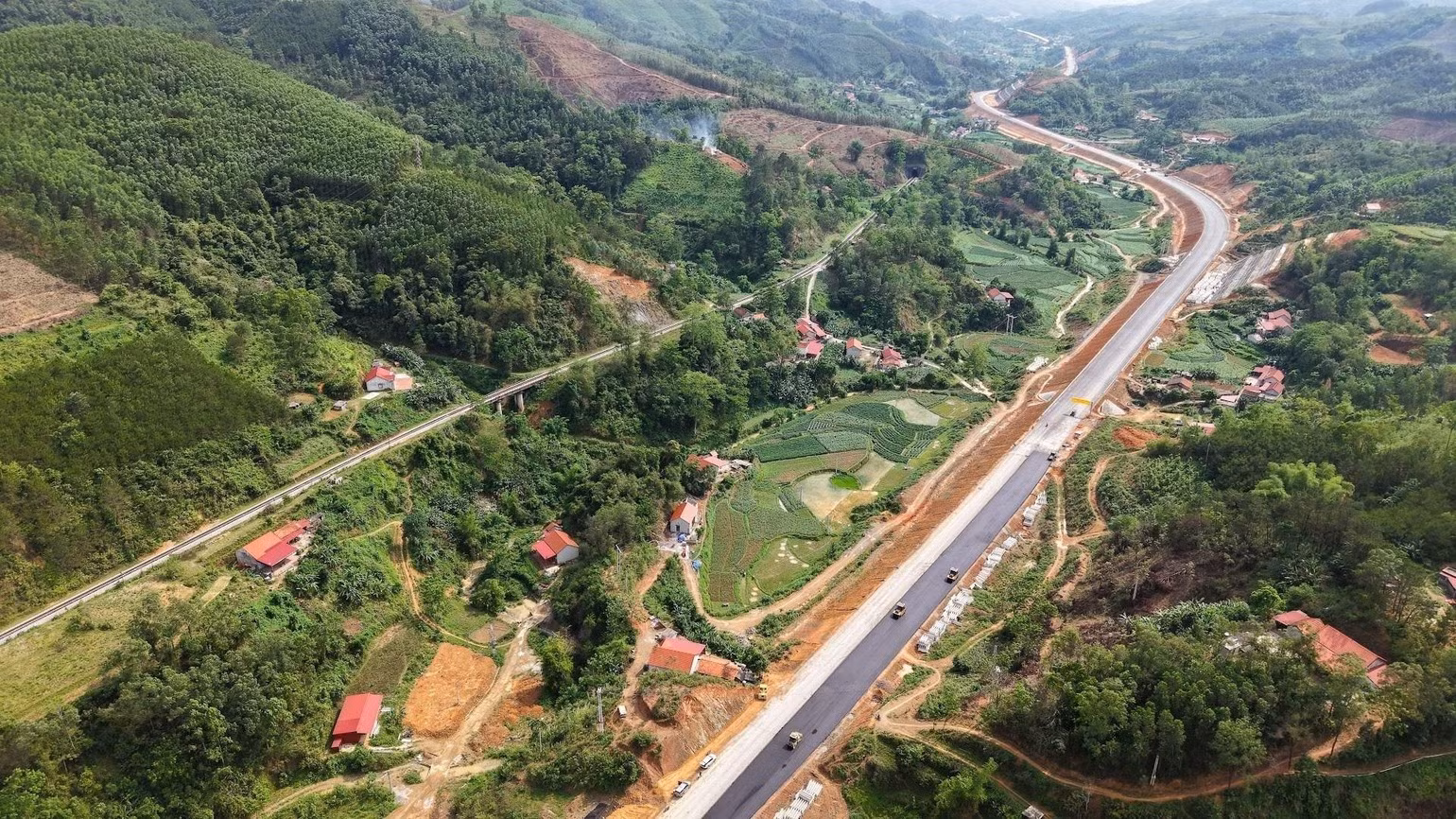 As Viet Nam increasingly undertakes large-scale infrastructure projects, developing strong general contractors has become an urgent practical necessity. (Photo: NDO)