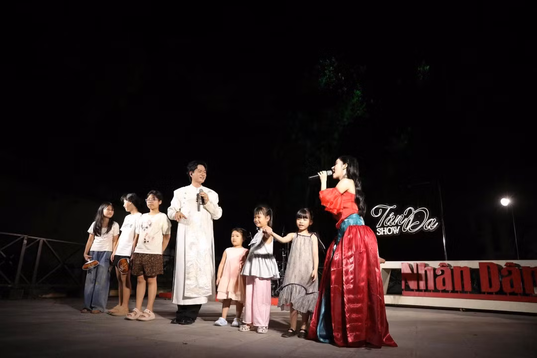 Tuan Cry interacts with young audience members.