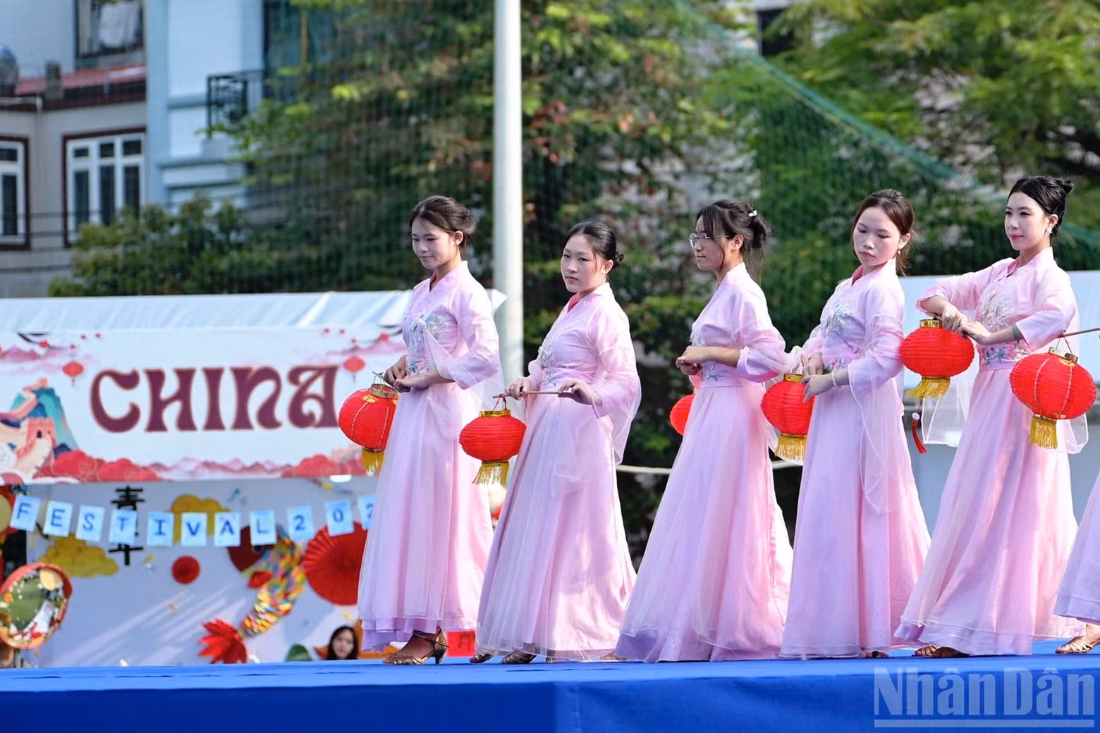 In particular, the “Connection Mission” activity runs throughout the journey, encouraging young people to step outside their comfort zones, seek out and get to know someone new, with priority given to connections between Vietnamese and international students. (Photo: LINH PHAN)