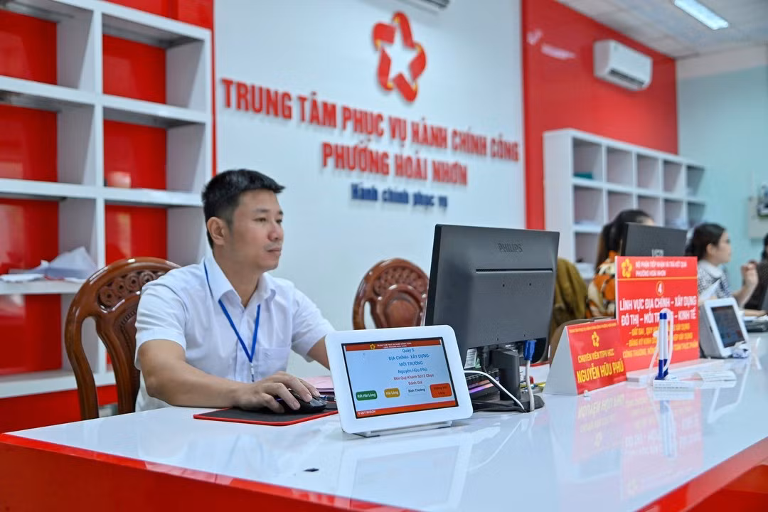 The Public Administration Service Centre in Hoai Nhon Ward, Gia Lai Province, applies science and technology in serving the people. (Photo: MY HA)