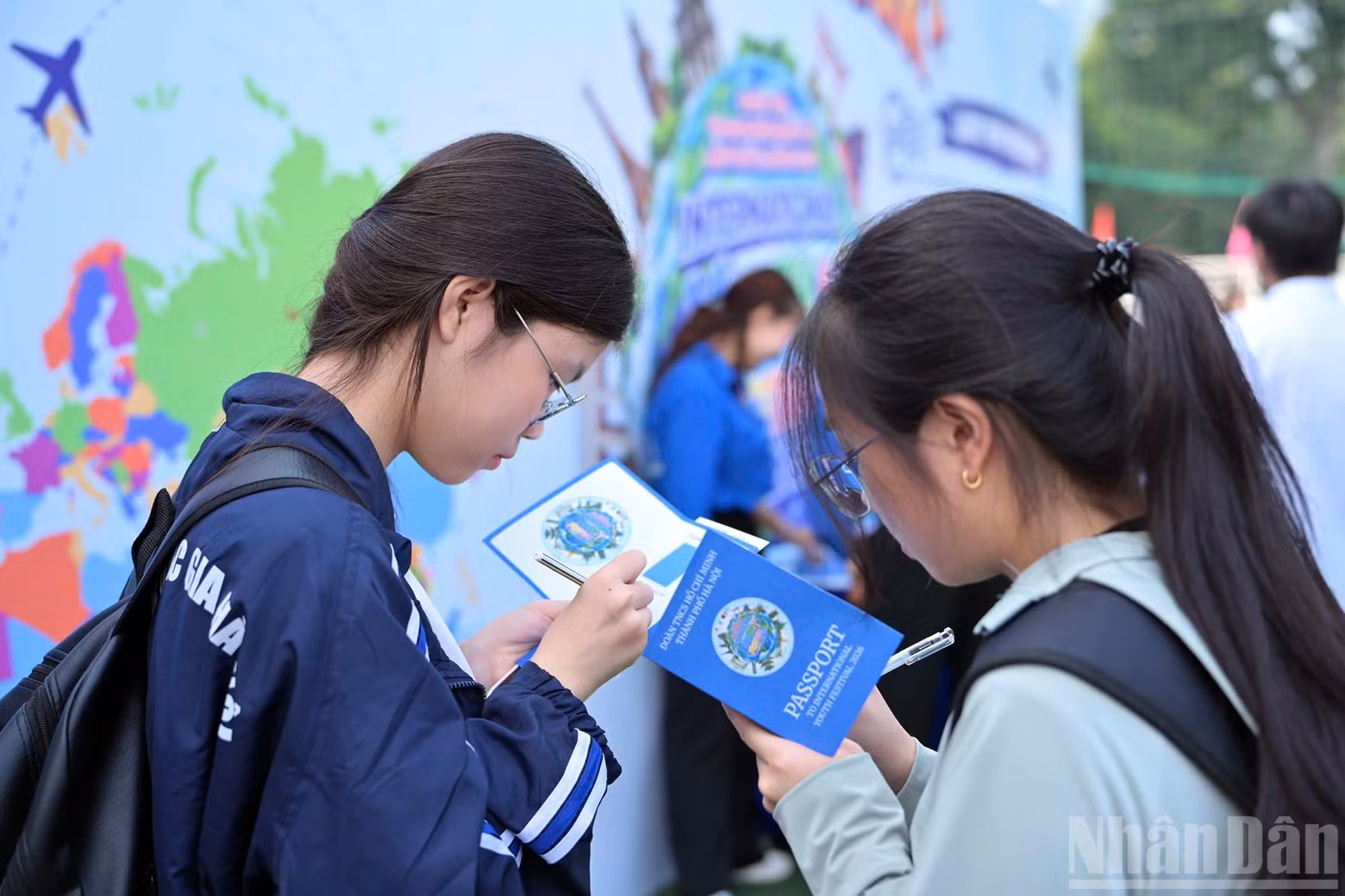 The experiential journey incorporates a sticker-collection activity, enabling participants to gradually complete their “Global Citizen Passport”. The journey is designed around four stations: Check-in, On Board, Transit, and Landing. (Photo: LINH PHAN)