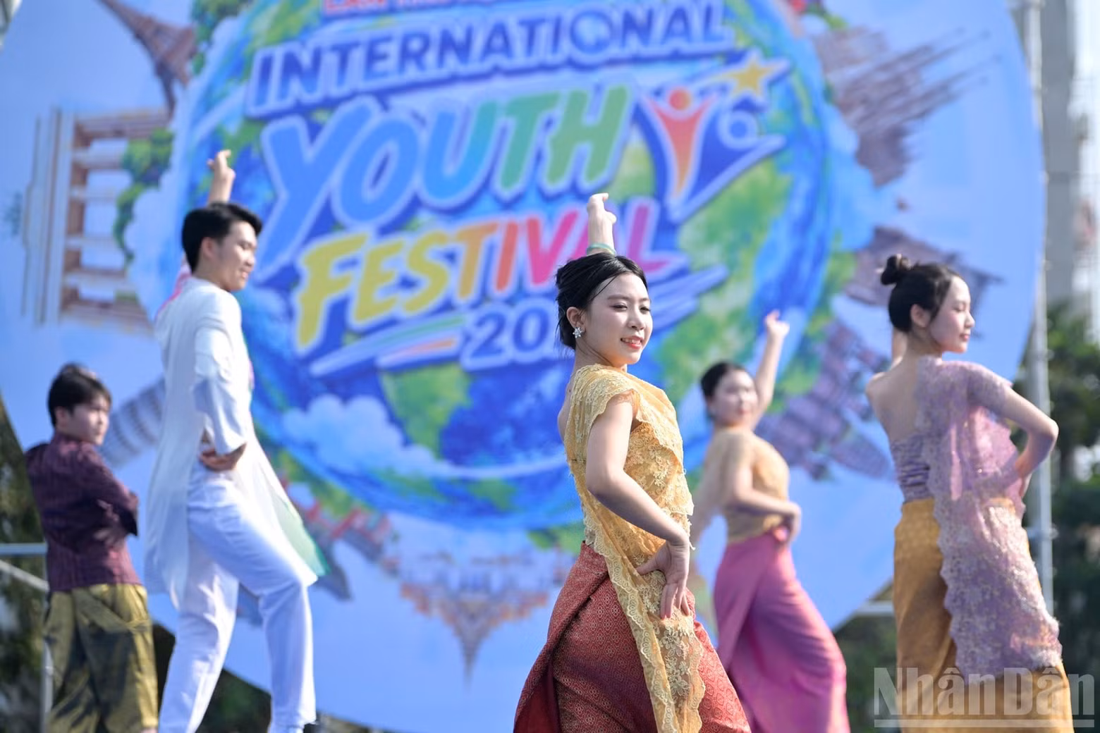 The carnival concludes with a group performance of “We Are the World”, creating a symbolic image of a younger generation united by friendship, solidarity and peace, in which cultural diversity serves not as a barrier but as a foundation for connection. (Photo: LINH PHAN)