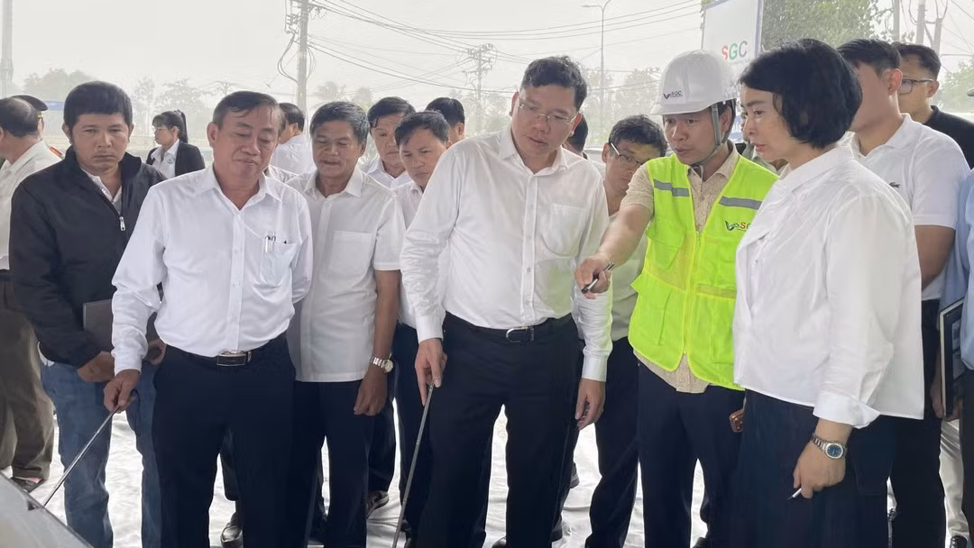 Vice Chairman of the Ho Chi Minh City People's Committee Hoang Nguyen Dinh, inspects the proposed site for the interchange connecting the Ben Luc–Long Thanh Expressway with Rung Sac Road in Binh Khanh Commune. (Photo: VO LE)