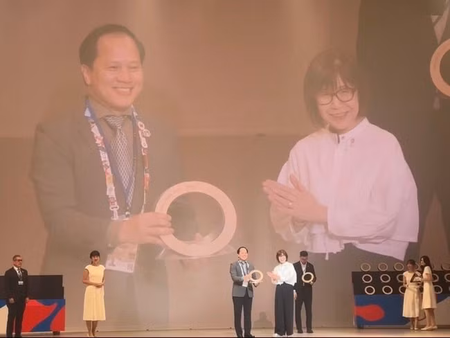 Tran Nhat Hoang, Deputy Commissioner General of Viet Nam at Expo 2025 Osaka, Kansai, receives the silver award in the exhibition design category (Photo: hanoimoi.vn)