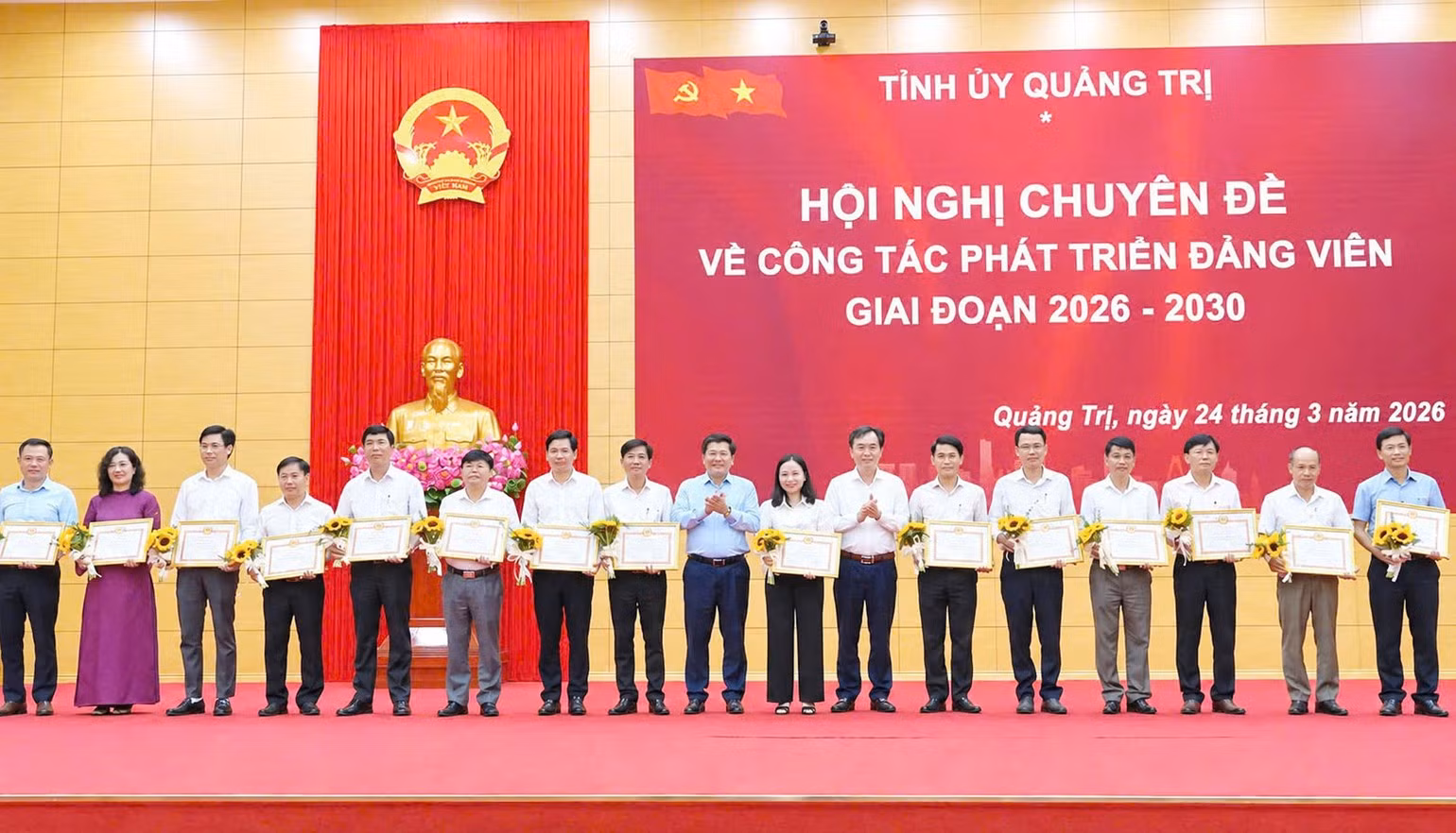 The Standing Board of the Quang Tri Provincial Party Committee presents awards to Party organisations with outstanding achievements in Party member admissions.