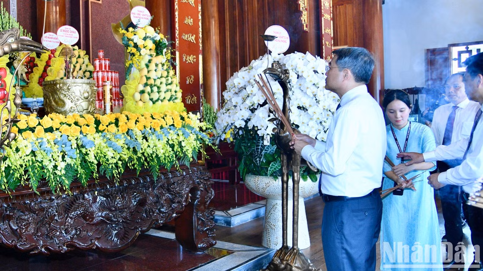Prime Minister Le Minh Hung offers incense in tribute at the Temple of Heroic Martyrs within the K15 Wharf Special National Relic Site. (Photo: THANH GIANG)