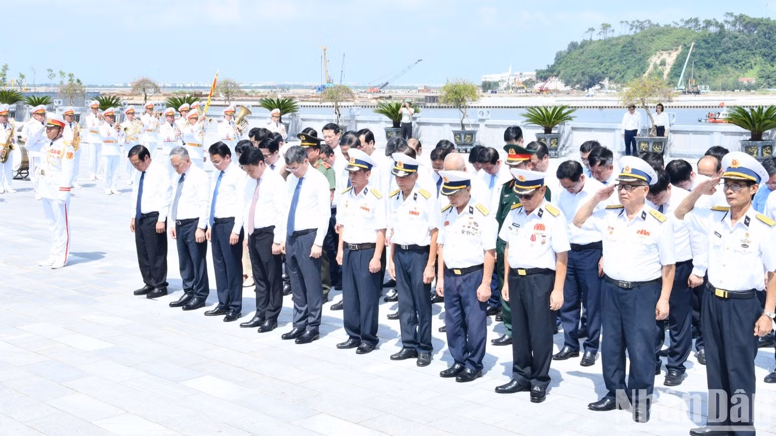 Prime Minister Le Minh Hung and the working delegation observe a moment of silence in memory of the heroic martyrs who sacrificed their lives for the Fatherland. (Photo: THANH GIANG)