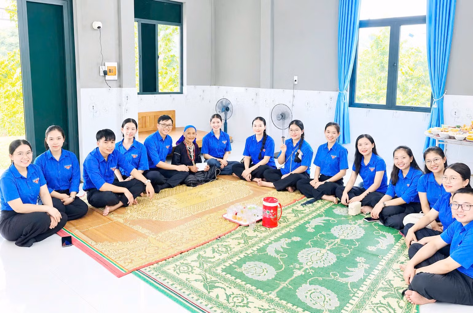 The Party Committee of Huong Hoa High School in Khe Sanh Commune cultivates potential candidates through visits to express gratitude to Heroic Vietnamese Mother Ho Thi Di and other meaningful activities.