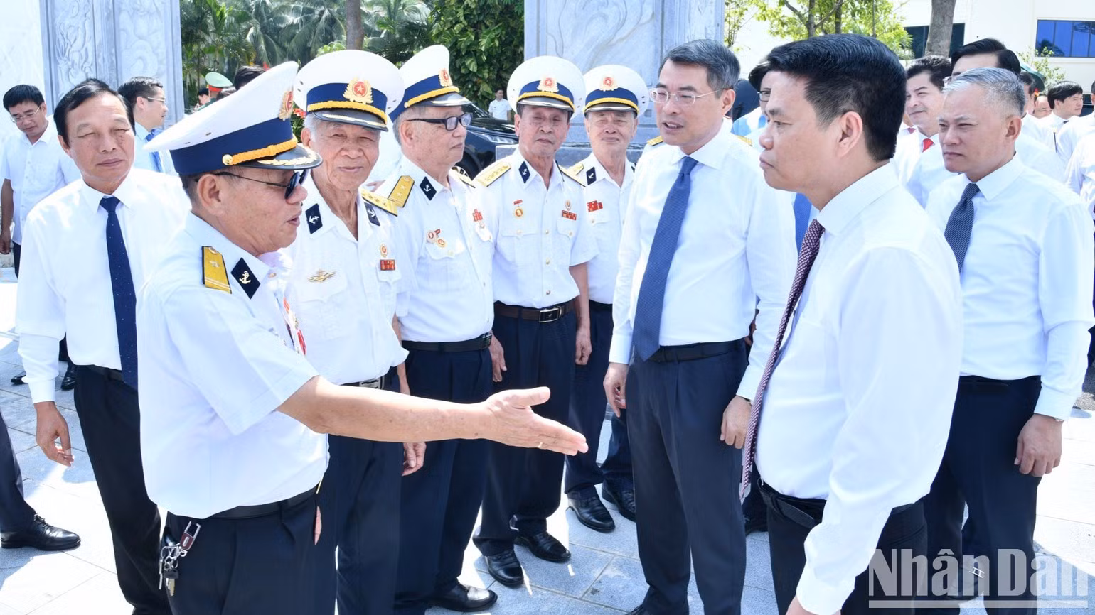 Prime Minister Le Minh Hung warmly meets with naval veterans at the K15 Wharf Special National Relic Site. (Photo: THANH GIANG)
