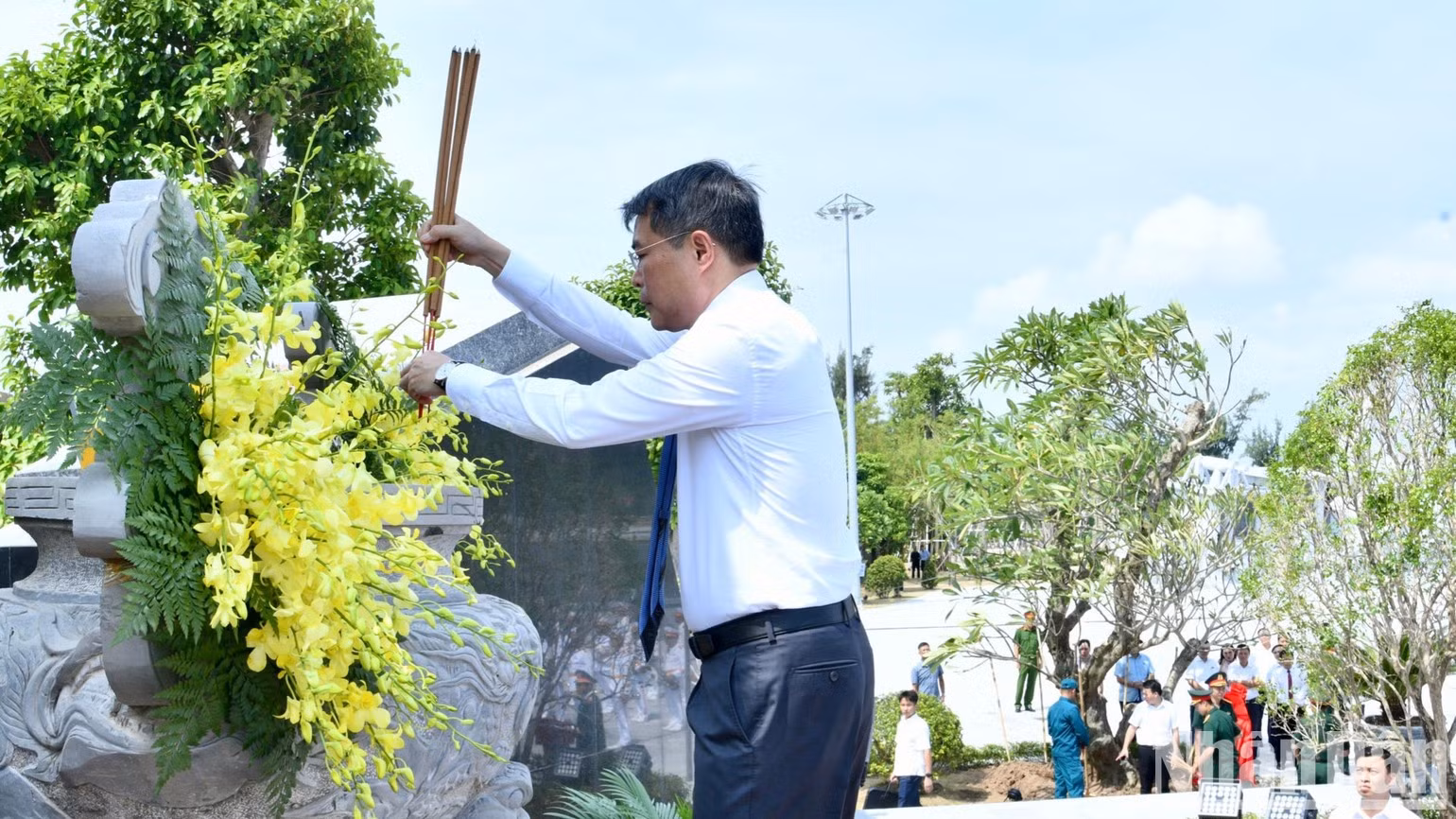 Prime Minister Le Minh Hung offers incense at the memorial monument of the K15 Wharf Special National Relic Site. (Photo: THANH GIANG)