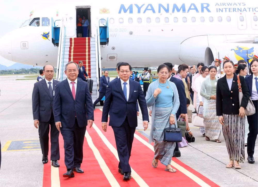 Chairman of the Office of the President Le Khanh Hai welcomes President of the Republic of the Union of Myanmar Min Aung Hlaing and his spouse Kyu Kyu Hla at Noi Bai International Airport in Ha Noi. (Photo: VNA)