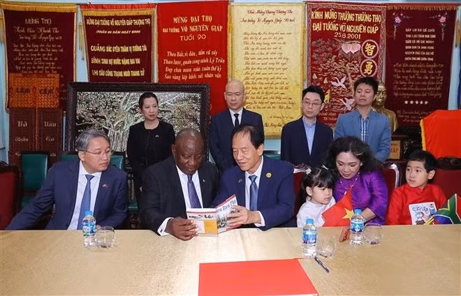 South African President Matamela Cyril Ramaphosa (second from left, sitting) visits the family of General Vo Nguyen Giap. (Photo: VNA)