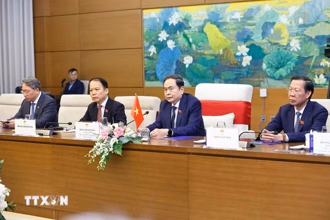 NA Chairman Tran Thanh Man (second, right) speaks at the meeting with South African President Matamela Cyril Ramaphosa (Photo: VNA)