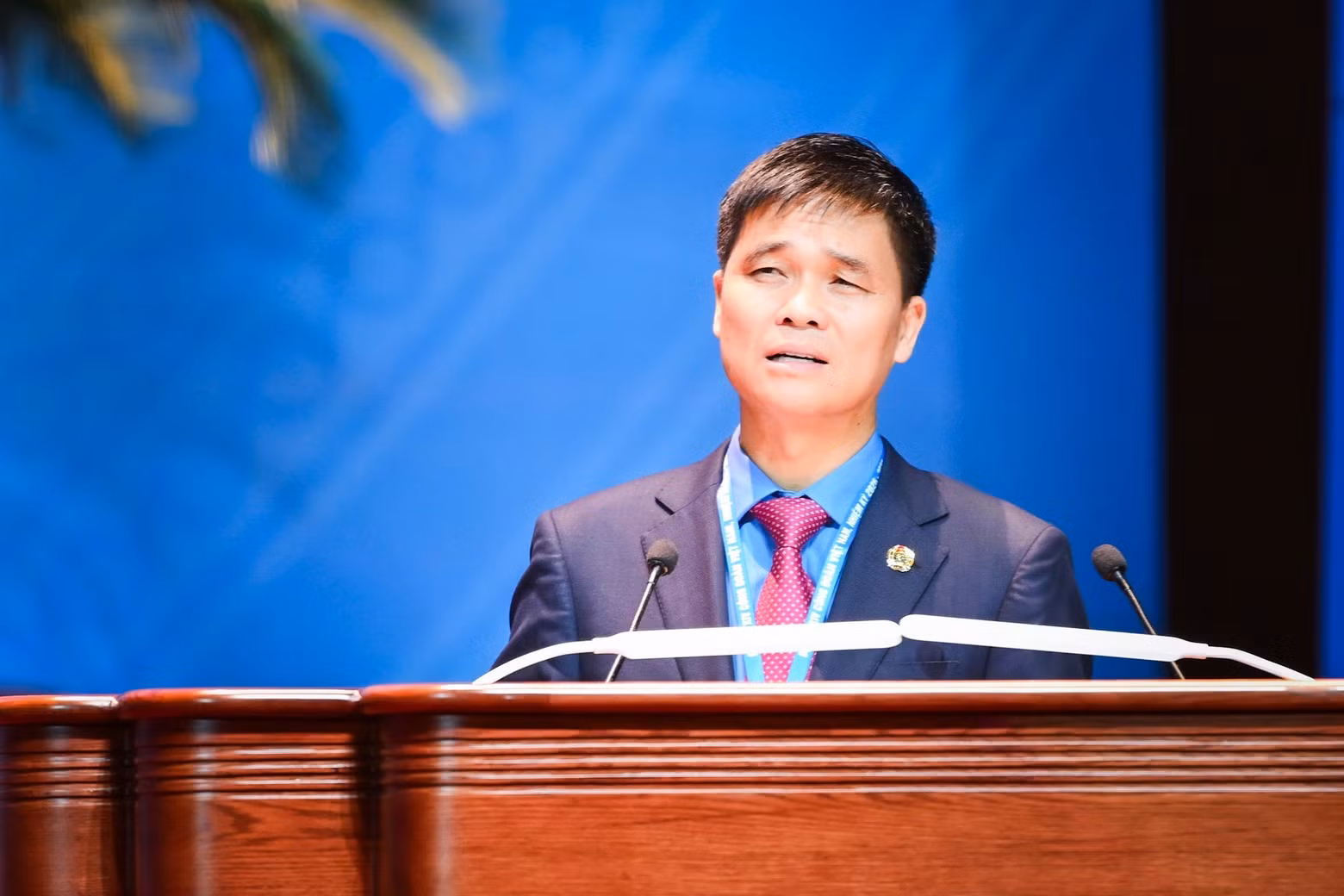 Ngo Duy Hieu, Vice President of the Viet Nam General Confederation of Labour, presents an overview of the Political Report of the Executive Board of 13th Viet Nam General Confederation of Labour submitted to the congress.