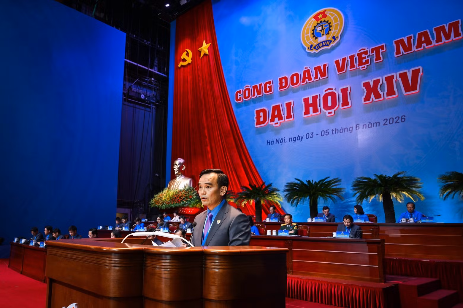 Le Thanh Xuan presents the report on the verification of delegates’ qualifications at the congress.