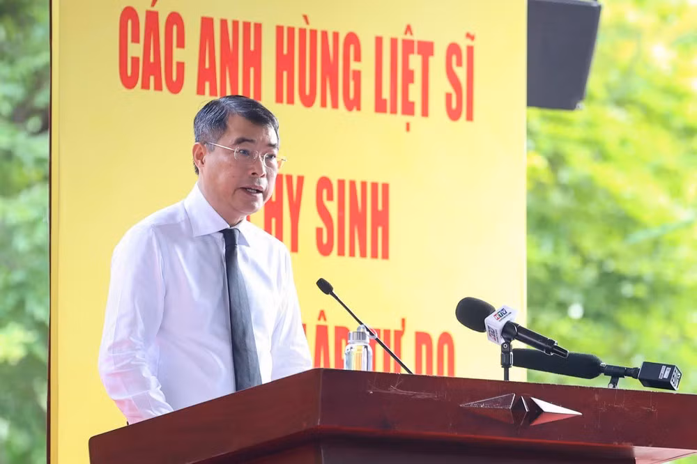 Prime Minister Le Minh Hung delivers his remarks at Le Thi Rieng Park in Ho Chi Minh City. (Photo: VGP)
