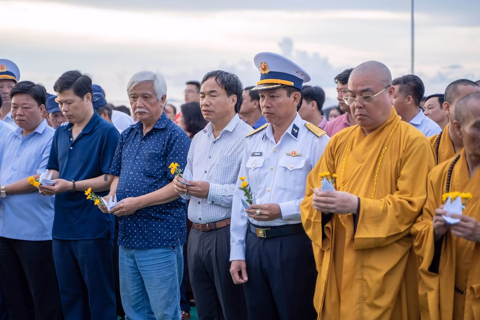 Service held to commemorate heroes who died to protect sea and island sovereignty ảnh 3