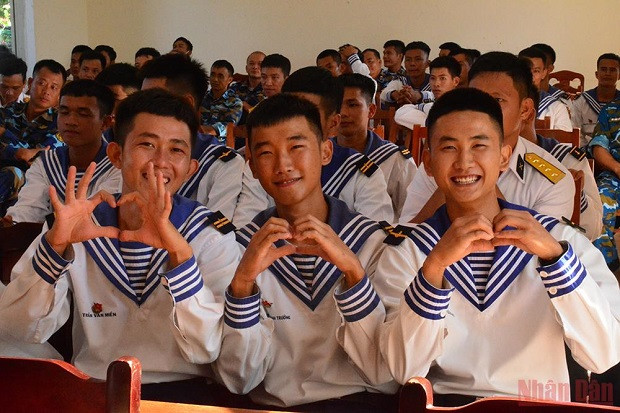 Gifts presented to soldiers and people in Truong Sa ảnh 4 Gifts presented to soldiers and people in Truong Sa ảnh 4