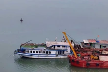 The Vinh Xanh 58 tourist boat is towed ashore on July 20 morning. (Photo: VNA)