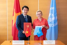 Deputy Minister Le Anh Tuan and UNCITRAL Secretary Anna Joubin-Bret sign a Memorandum of Understanding (MoU) on cooperation between the Vietnamese Ministry of Foreign Affairs and UNCITRAL for the 2025–2031. (Photo: VNA)