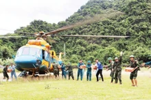 A helicopter carrying relief goods lands in Con Cuong commune, Nghe An province.