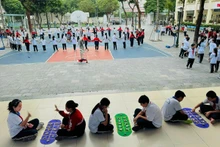 Pupils at Dich Vong Secondary School in Ha Noi enjoy traditional folk games during their break. (Photo: Dich Vong Secondary School)