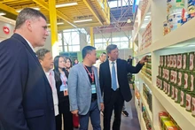Ambassador Le Quang Long introduces to guests Viet Nam's exhibition area at the 41st Havana International Fair. (Photo: Embassy of Viet Nam in Cuba)