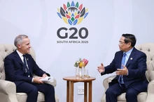 Vietnamese Prime Minister Pham Minh Chinh (R) meets with Canadian PM Mark Carney. (Photo: VNA)