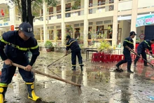 Ho Chi Minh City police, together with local authorities and residents in Dak Lak, work to address the aftermath of the flooding. (Photo: Quang Quy)