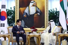 President Lee Jae Myung of the Republic of Korea (left) and UAE President Sheikh Mohamed bin Zayed Al Nahyan (right) during their meeting in Abu Dhabi on November 18, 2025. (Photo: Yonhap/VNA)