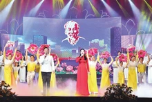 A cultural performance paying tribute to President Ho Chi Minh. (Photo: Nguyen Dang)