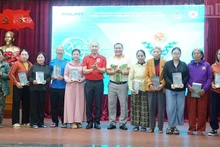 A total of 300 Tet gift packages presented to local residents in Da Nang.