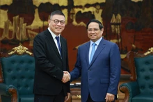 Prime Minister Pham Minh Chinh (R) receives Hong Tianzhu, Chairman of Texhong Group, in Ha Noi on January 30. (Photo: VNA)