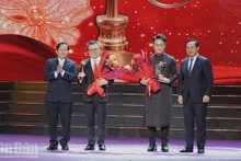 Le Quoc Minh, Editor-in-Chief of Nhan Dan Newspaper, receives the Mai Vang Award for Most Favourite Political-Themed Art Programme for the concert “Fatherland in Our Hearts”.