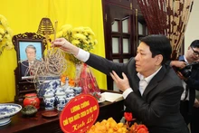 State President Luong Cuong offers incense in tribute to late State President Tran Duc Luong. (Photo: VNA)