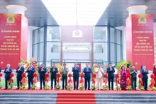 Party General Secretary To Lam, Minister of Public Security Luong Tam Quang and other Party and State leaders and former leaders cut the ribbon to inaugurate the Ministry of Public Security's Headquarters. (Photo: VNA)