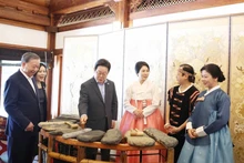 Party General Secretary To Lam and his spouse Ngo Phuong Ly introduce Viet Nam’s lithophone art to President of the RoK Lee Jae Myung and First Lady Kim Hae Kyung (Photo: VNA)