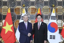 Party General Secretary To Lam (L) and National Assembly Speaker of the Republic of Korea (RoK) Woo Won Sik at a meeting in Seoul on August 12 (Photo: VNA)