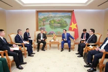At the meeting between Deputy Prime Minister Tran Hong Ha (R) and Wang Bo, general manager of China Railway No.6 Engineering Group Co., Ltd. (Photo: VNA)