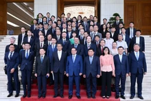 Prime Minister Pham Minh Chinh (centre, front) poses for a photo with Vietnamese officials and representatives of Japanese enterprises on August 12. (Photo: NDO/Tran Hai)