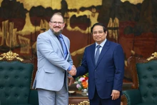 PM Pham Minh Chinh (R) and Qualcomm President and CEO Cristiano Amon (Photo: VNA)