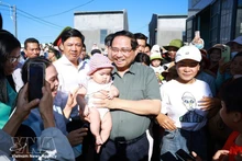 Prime Minister Pham Minh Chinh visits and extends New Year greetings to residents in the Quang Duc resettlement area, Tuy An Nam commune, Dak Lak province, on March 1. (Photo: VNA)