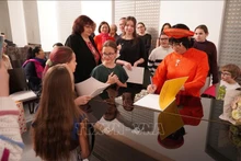  Artist Hoang Thi Kieu Anh graciously signed autographs for students and their parents at the concert (Photo: VNA)