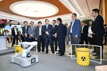 Dr Ngo Manh Tien introduces the robot to Prime Minister Pham Minh Chinh and other delegates at the Third National Forum on Digital Economy and Digital Society, held in Ha Noi in December 2025. (Photo: Viet Nam Academy of Science and Technology)