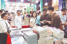 The 2026 Lunar New Year Book Street Festival in Ho Chi Minh City attracts many young readers. (Photo: THUY BINH)