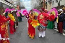An “ao dai” (Vietnamese traditional long dress) show at the Lunar New Year parade in Paris. (Photo: VNA)